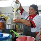 La caserita prepara el batido en ese instante para que el cliente pueda degustarlo con todos sus sabores.