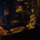 El camión se volcó a un costado de la vía.