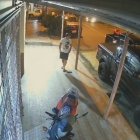 En un vídeo se aprecia el momento en que el policía, vestido de camiseta y pantalón corto, se bajó de una camioneta y caminaba hacia el local, cuando fue amenazado por tres sujetos lo apuntan con armas de fuego y embarcan en el vehículo que andaban.