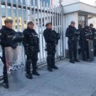 Miembros de la Policía custodiaban las instalaciones de la Fiscalía.