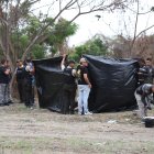 Los cuerpos estaba a un costado de la vía. Con fundas plásticas policías cubrían el procedimiento.