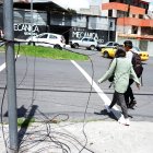 En Barrionuevo, en el sur, los cables están muy cerca de los transeúntes.