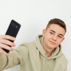 Cuando se le permite a un adolescente el uso de un celular es importante establecer restricciones para garantizar un uso seguro y responsable.