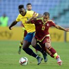 VENEZUELA PERDIÓ 1-3 FRENTE A ECUADOR EN PUERTO ORDAZ, EN EL MARCO DE LAS ELIMINATORIAS AL MUNDIAL RUSIA 2018. Venezuela's Romulo Otero (R) vies for ball with Ecuador's Felipe Caicedo during their Russia 2018 FIFA World Cup South American Qualifiers football match, in Puerto Ordaz on November 17, 2015.AFP PHOTO/FEDERICO PARRA FBL-WC-2018-VEN-ECU.