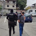 El hombre que vestía una camiseta de rayas es el acusado de disparar en contra del padre de familia.