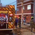 Dos carros del Cuerpo de Bomberos de Guayaquil arribaron para atender la emergencia suscitada en el tercer piso del condominio.