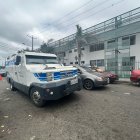 Delincuentes dispararon y golpearon a personal de seguridad en su huida.