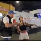 La trabajadora sexual muda cuenta, con gestos, cómo ocurrieron los hechos que llevaron a la muerte de un hombre.