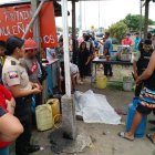 El vendedor estaba por comenzar su jornada vendiendo fritada.