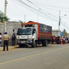 El cuerpo inerte quedó debajo de este carro pesado.