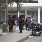 Policía y Fiscalía llegaron hasta la casa de salud para recabar indicios.