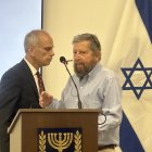 Tzach Sarid, embajador de Israel, y Johnny Czarninski, cónsul honorario, durante la reunión explicativa sobre los hechos en la Franja de Gaza.