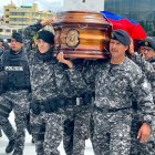 Los compañeros del GOE llevaron el féretro en los hombros al ingresar al cementerio.