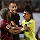 José Andrés Martínez (i) de Venezuela discute con Kendry Páez de Ecuador, en un partido de las Eliminatorias Sudamericanas para la Copa Mundial de Fútbol 2026.