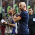 El seleccionador de Ecuador, Félix Sánchez reacciona dirigiendo ante Venezuela.