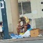 El hombre se sentó en la calle Genera Barona y Sucre para realizar su 'trabajo'.