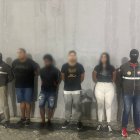 Los sospechosos se encontraban en poder de armas de fuego. También, durante el operativo policial, se les incautó cuatro vehículos.