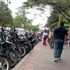 Alumnos de la UG continúan parqueando sus vehículos a las afueras de la institución al no tener otra alternativa.