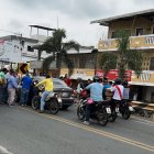 Las personas que vieron el hecho se acercaron a socorrer a las víctimas.