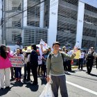 Édison Oviedo aprovechó lo caluroso del día para vender agua.