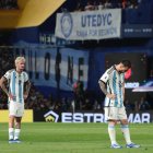 La frustración de los argentinos Rodrigo de Paúl (i) y Lionel Messi (d) tras la derrota en casa ante Uruguay.