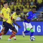 El extremo brasileño Vinícius (d) salió lesionado del partido ante Colombia.