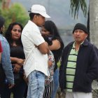 Familiares del joven de 15 años asesinado llegaron al Laboratorio de Criminalística para retirar su cadáver. Estaban conmovidos por el tráfico final de su ser querido.