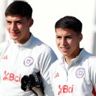 El zaguero Jonathan Villagra (i) se incorporó a los trabajos de la selección chilena.