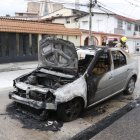 El vehículo se incendió totalmente tras el siniestro.