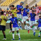 Los jugadores de la selección ecuatoriana Sub-17 en una de las jugadas de peligro que no pudo concretar ante Brasil.