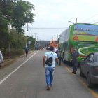 La vía permanece cerrada por protestas.