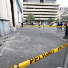 El punto en el que cayeron los restos fue cercado para evitar que la ciudadanía se acerque.