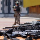 Armamento tipo fusiles AK, M4, R15, pistolas y alimentadoras se encontró en los bultos arrojados al mar.