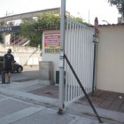 Caso. En el sector 37, calle Sexta, en la ciudadela Los Ceibos, está una estructura, que funcionaría como cerramiento, con el sello de “paralización de obra”.