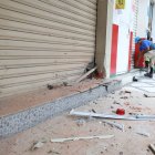 La explosión generó daños en la puerta y fachada del local.