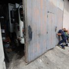 Quienes trabajan en la recicladora en la que este martes detonó un explosivo tuvieron que enderezar el riel del portón para luego poder abrirlo.