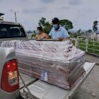 Amigos y parientes bastante lejanos no querían abandonar el cuerpo del hombre.