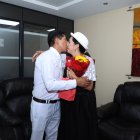 La pareja de origen indígena son padres de tres hijos. Los dos mayores acompañan a su papá a trabajar, en sus ratos libres, a la cooperativa de ahorros que él dirige.