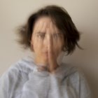 a ansiedad es una respuesta emocional y fisiológica natural que experimentan los seres humanos en situaciones de amenaza, peligro o estrés.