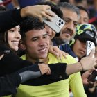 Kendry Páez de Ecuador se toma fotos con aficionados luego de ganar a Chile 1-0-