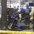Los dos unifoamrdos asesinados se movilizaban en una motocicleta.