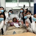 Doctores, enfermeras, familiares de pacientes se unen en una actividad que busca dar un momento de distracción a quiene reciben atención en Solca.