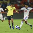 Kendry Páez (i) de Ecuador disputa un balón con Erick Pulgar de Chile.