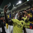 Moisés Caicedo haciéndose selfie con varios hinchas en el estadio Rodrigo Paz.