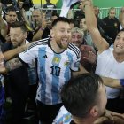 Lionel Messi de Argentina celebra tras vencer a Brasil .