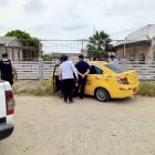 Jinsop Coral, conductor del taxi, quedó sentado ante el volante, sin vida.