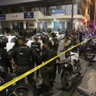 El lugar donde se registró el asesinato de los uniformados forma parte del distrito 9 de Octubre. Compañeros acordonaron la escena del hecho.