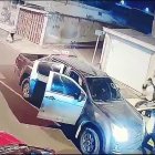 Momento en que sujetos armados se llevan a Byron Joza; uno de ellos amenaza al taxista.