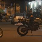 Los cuerpos quedaron tirados en la calle, junto a la vivienda de una de las víctimas.