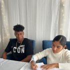 El delantero del Union Saint Gillloise (i) dio otro paso importante en su vida.